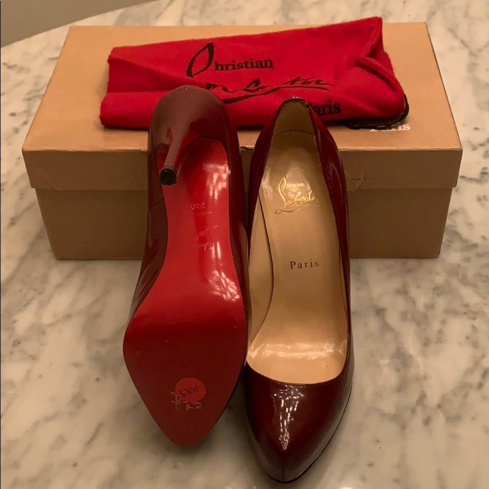 NWOT Christian Louboutin classic red patent pumps